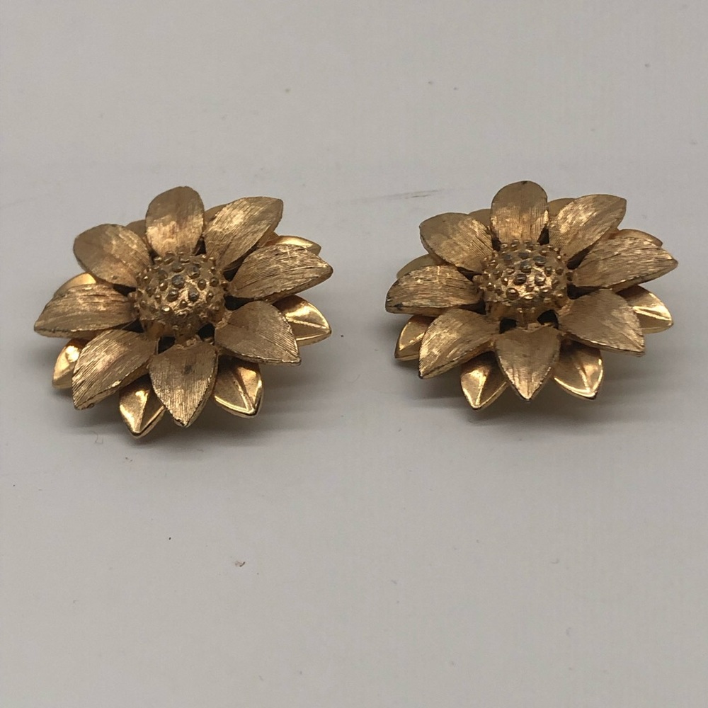 BEAUTIFUL Sarah Coventry Sunflower Earrings Clip Ons Gold Tone
